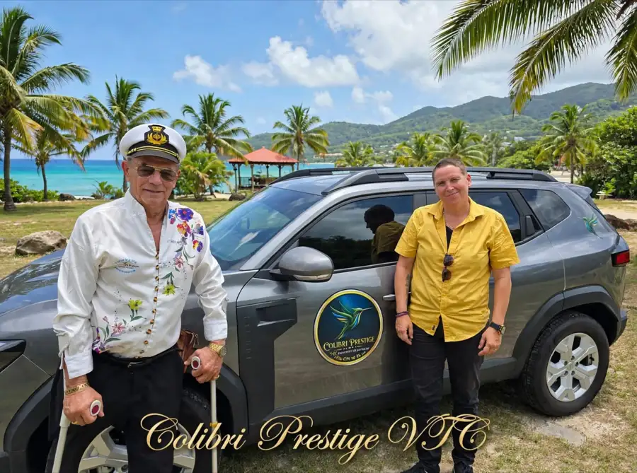 Johanna et Alain devant le véhicule Colibri Prestige, face à la mer