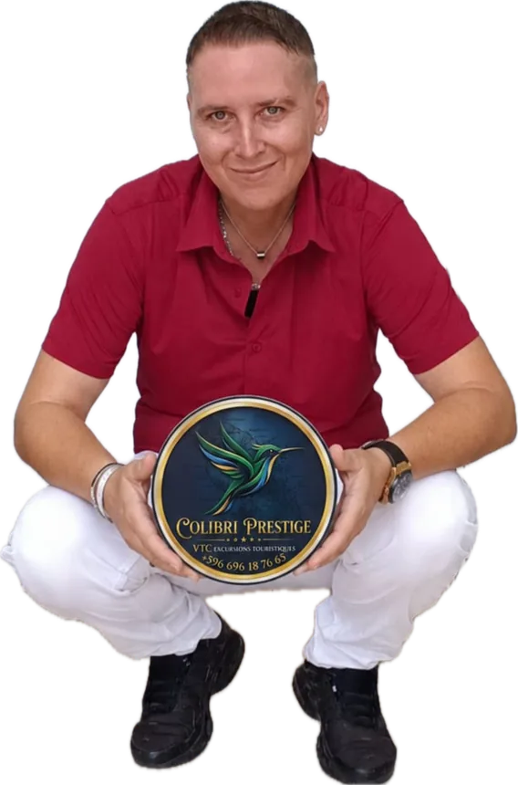 Johanna, de Colibri Prestige, présentant le logo de son activité