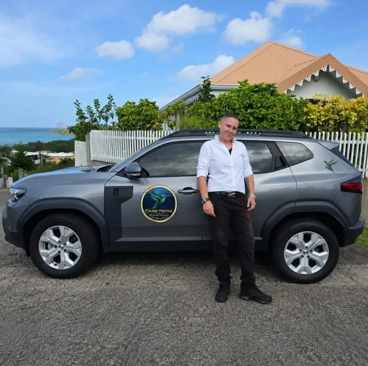 Johanna, chauffeur VTC, devant son véhicule en Martinique